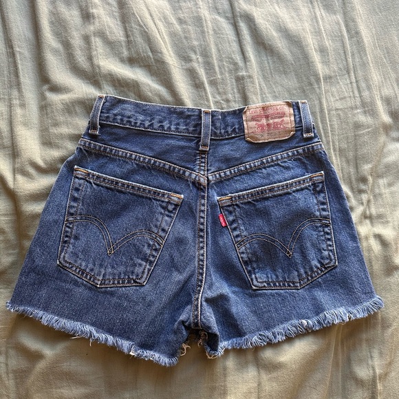 Vintage Levi’s 569 Dark Wash Denim Cutoff Shorts - Picture 2 of 5